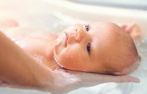 ¡Descubre cómo bañar a tu bebé en cada etapa de su crecimiento!