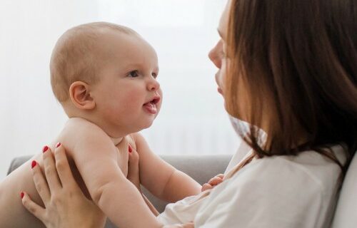 ¡Comunícate con tu bebé desde los primeros días! Conoce los beneficios del baby signing