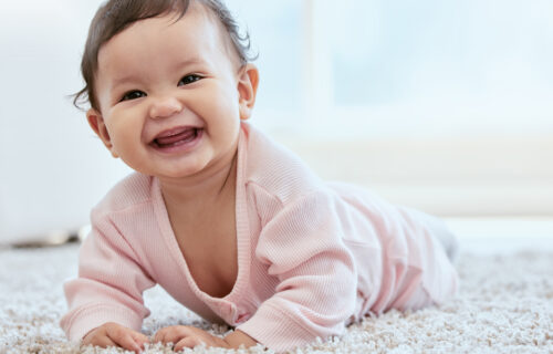 Descubre el tummy time y sus beneficios para el desarrollo de tu bebé