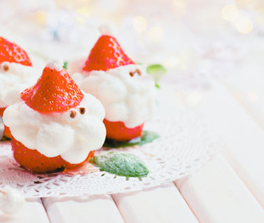 Postre de Nochebuena sencillo para hacer con niños: Papá Noel de fresas con nata