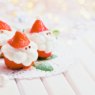 Postre de Nochebuena sencillo para hacer con niños: Papá Noel de fresas con nata